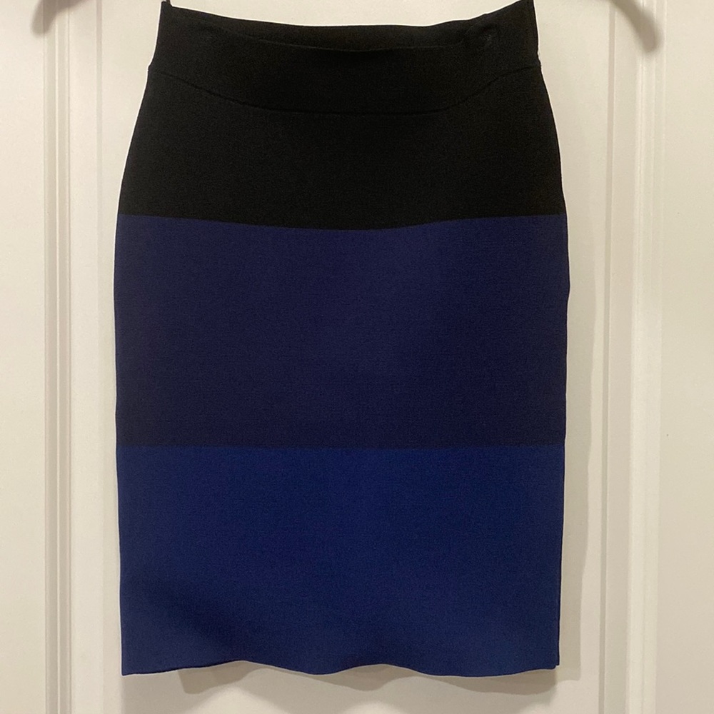 NWT BCBGMaxAzria color block mini skirt in Medium. Black/blue. Bodycon